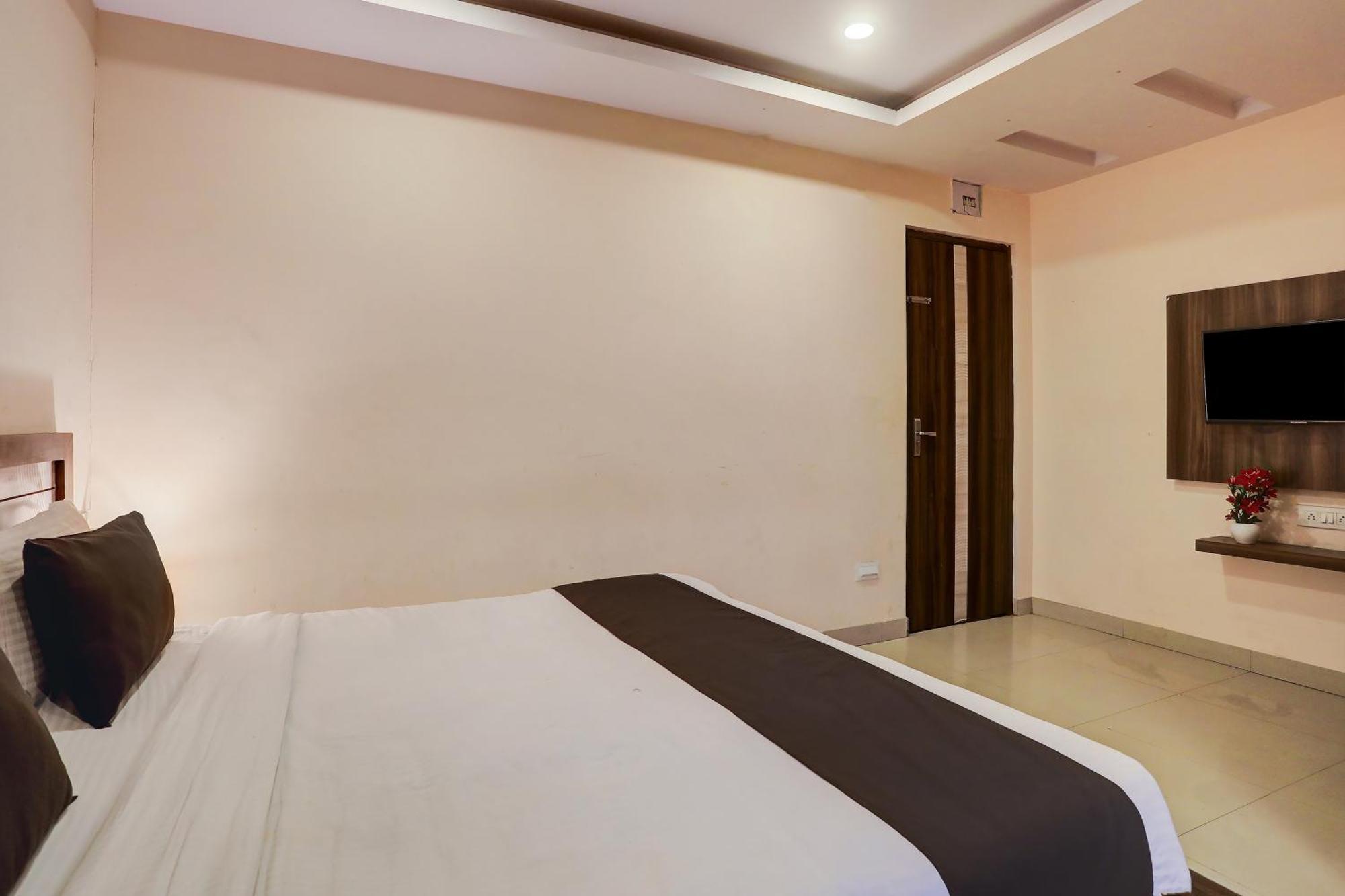 Super Hotel O Vaishnavi Inn Гайдарабад Екстер'єр фото